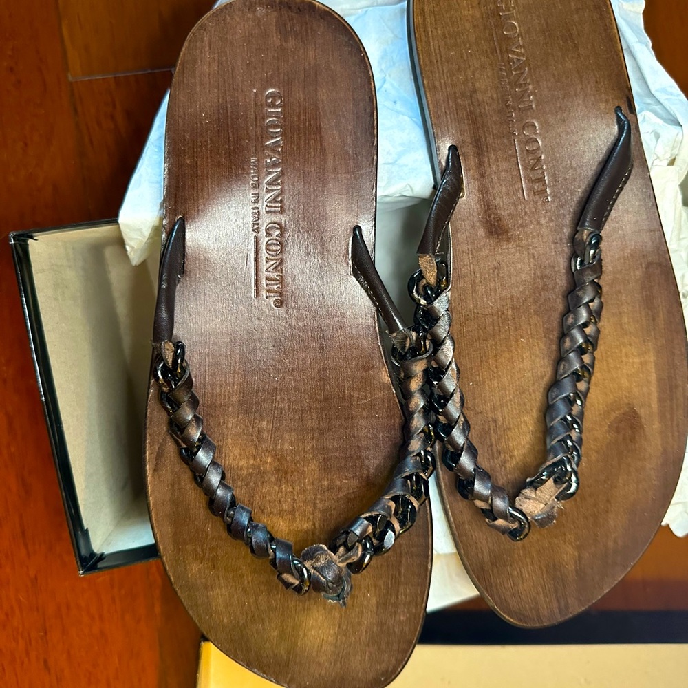 Giovanni Conti luxury Italian sandals. In great gently worn condition. Size 41
